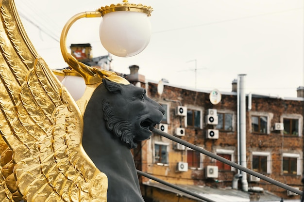 Sankt Petersburg, Russland - März 2021: Skulpturen von Greif mit goldenen Flügeln auf der Bankbrücke