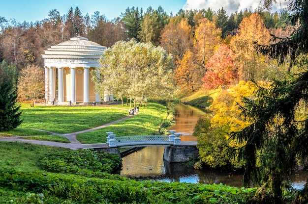 Sankt Petersburg Russland Oktober 2022 Pavillon Tempel der Freundschaft und Eisenbrücke im Pawlowsky-Park in der Stadt Pawlowsk im Herbst