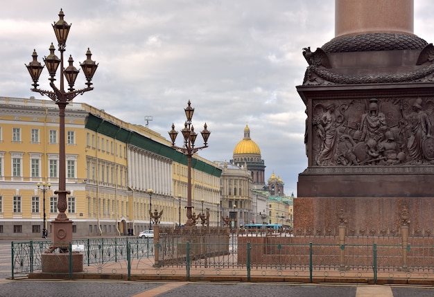 Sankt Petersburg Russland09012020Palastplatz am Morgen Die Basis der alexandrinischen Säule