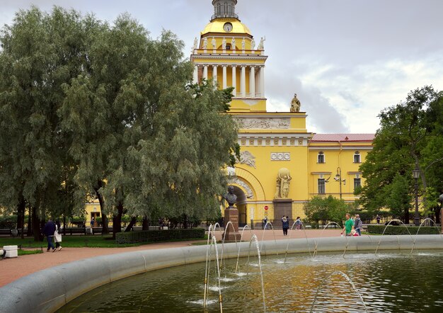 Sankt Petersburger Alexandergarten am Eingang zur Admiralität