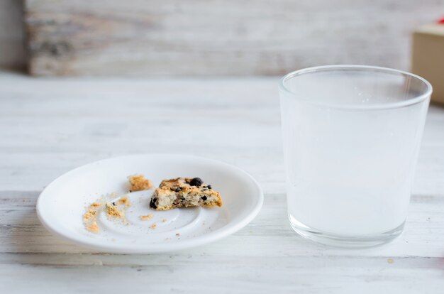 Sankt Plätzchen mit Milch im Glas. Weihnachten