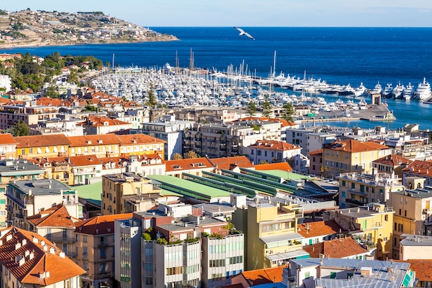 Sanremo Italia 14 de noviembre de 2017 día vista aérea panorámica de Sanremo San Remo ciudad y puerto con barcos y yates Italien riviera Liguria Italia Europa