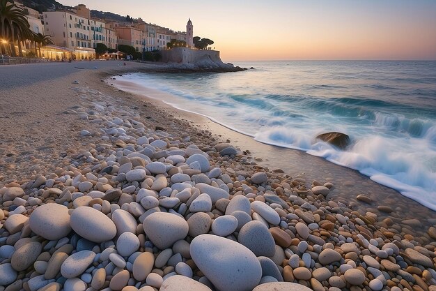 Sanremo Riviera dei Fiori Ligurien Italien Landschaft Felsen und Kieselsteine am Strand schön beleuchtet von Sonnenuntergang Lig