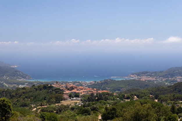 Sant'ilario in Campo y Biodola frente al golfo de Marina di Campo, Isla de Elba, Italia