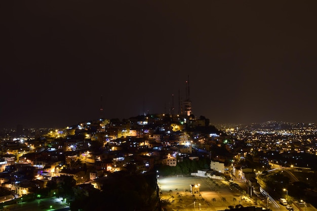 Santa Ana Hill Nachtaufnahme von Guayaquil