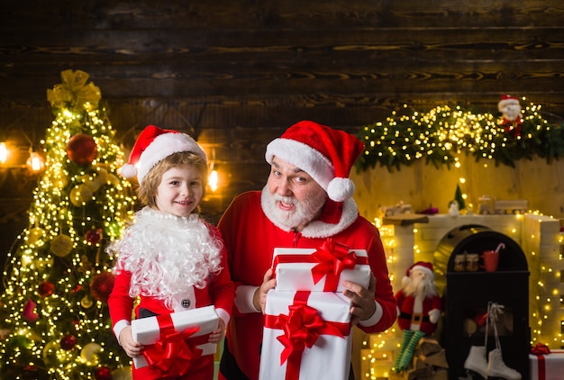 Santa con ayudante regalo de navidad niño con santa claus regalo de navidad anuncio de navidad