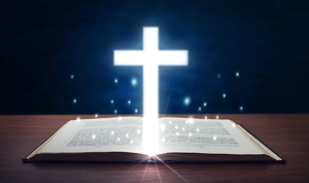 Santa Biblia con cruz resplandeciente.