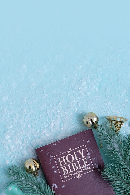 Santa biblia y decoración navideña con nieve espacio de copia de fondo de invierno cristiano