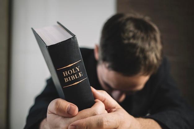 Santa Biblia en manos de los hombres El concepto de fe y religión fe cristiana