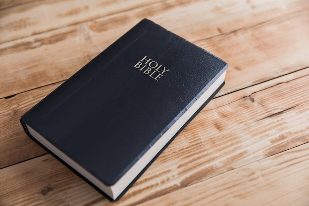 Santa Biblia en la mesa