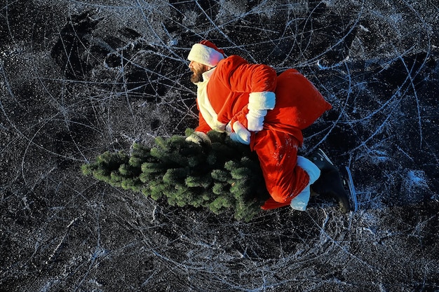 Santa Claus se apresura a cumplir con el Año Nuevo con regalos y árbol de Navidad. Santa Claus en patines de hielo va a Navidad.