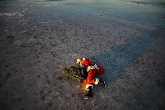 Santa Claus se apresura a cumplir con el Año Nuevo con regalos y árbol de Navidad. Santa Claus en patines de hielo va a Navidad.