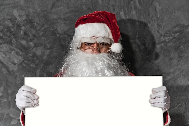 Santa claus apunta la mano a la pizarra