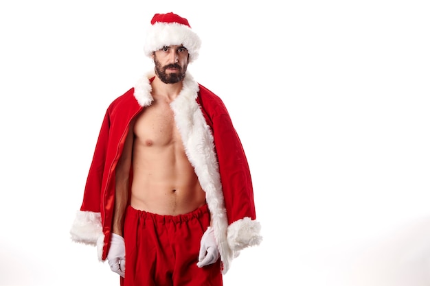 Santa Claus Bodybuilder zeigt seinen sexy athletischen Körper auf weißem Hintergrund