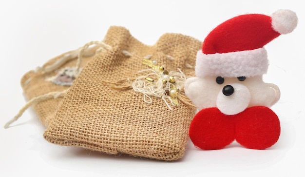 Santa Claus con bolsa de regalo sobre fondo blanco.