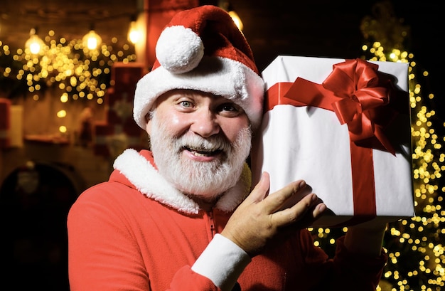Santa claus con caja de regalo presente feliz navidad feliz año nuevo hombre barbudo en traje de santa