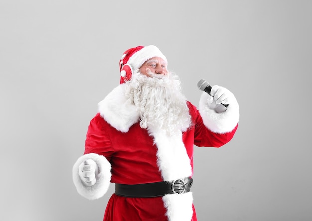 Santa Claus cantando canciones de Navidad sobre fondo claro