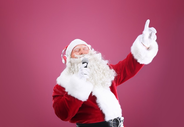 Santa Claus cantando canciones navideñas