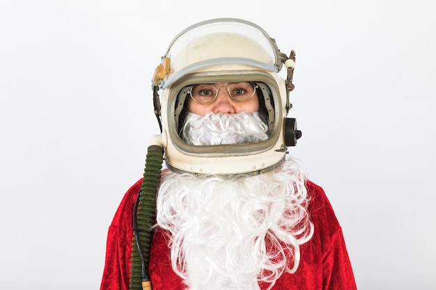 Santa Claus con casco de astronauta sobre fondo blanco.