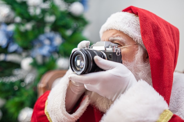 Santa Claus, die Weinlesekamera hält