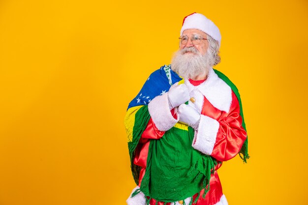 Santa Claus es fanático de Brasil. Ventilador de Santa Claus de la selección brasileña. Campeonato de deportes. Santa Claus con la bandera brasileña. Partido de fútbol.