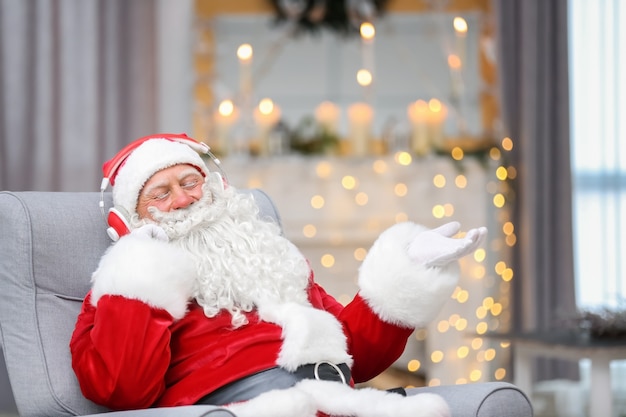 Santa Claus escuchando música en la sala de estar