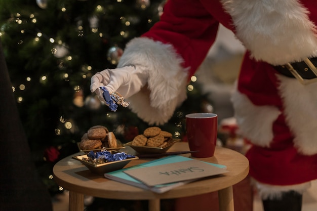 Foto santa claus con galletas de navidad