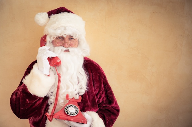 Santa Claus hablando por teléfono. Concepto de vacaciones de Navidad