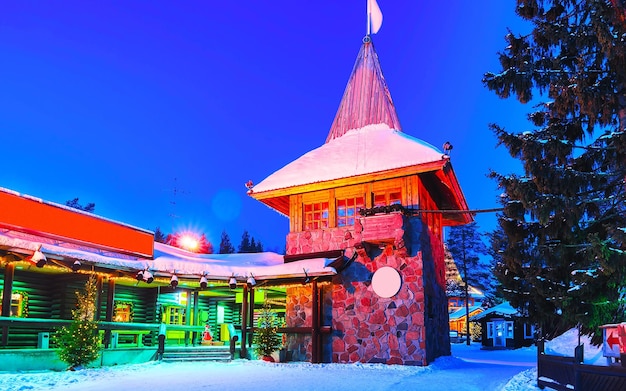 Santa Claus Hauptpostamt im Santa Village mit Weihnachtsbäumen, Lappland, Finnland, Skandinavien, am Polarkreis im Winter. Nacht