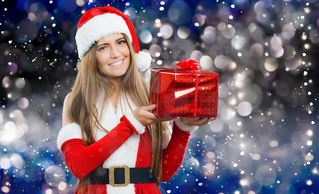 Santa Claus hembra dándote un regalo