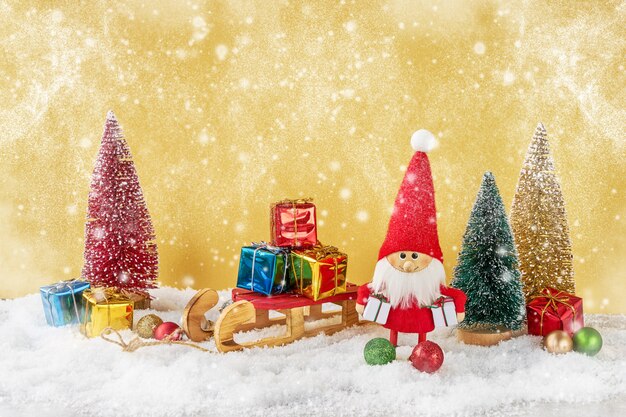 Santa Claus-Hintergrund mit Weihnachtsdekoration und Schnee auf goldenem Hintergrund. , Weihnachtssymbol.
