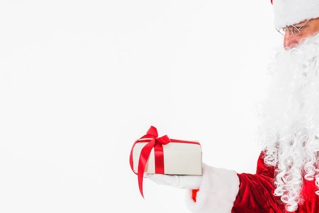 Santa Claus in den Gläsern, die Geschenkbox halten