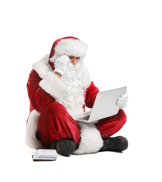 Santa Claus con laptop y letras en blanco