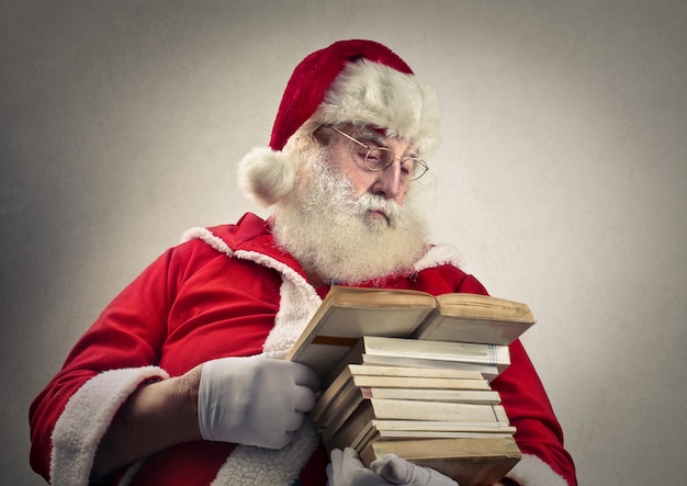 Santa claus leyendo un libro