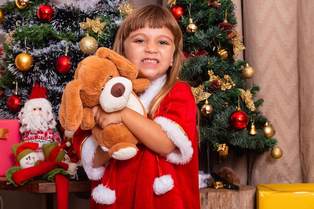 Santa Claus mostrando el pulgar hacia arriba. Santa Claus con barba real y gran sonrisa dando pulgar hacia arriba.