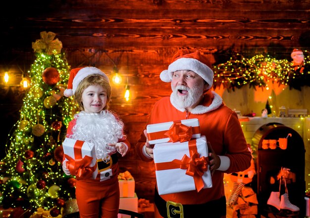 Santa claus y niño con regalo de navidad niño con santa claus y regalo de navidad en