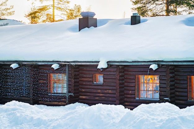 Foto santa claus post office im santa village in lappland, finnland, am polarkreis im winter. bei sonnenuntergang