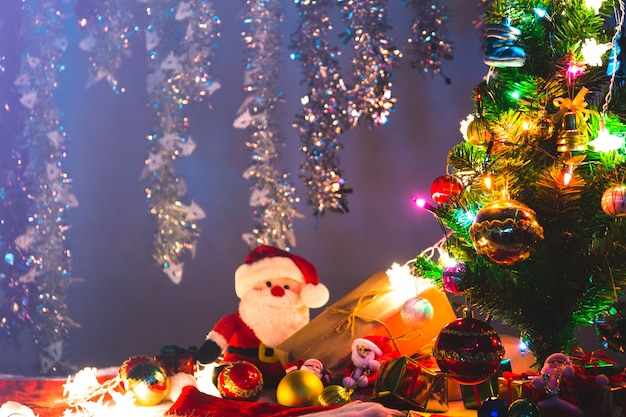 Santa Claus-Puppe mit Weihnachtsbaum am Weihnachtstag