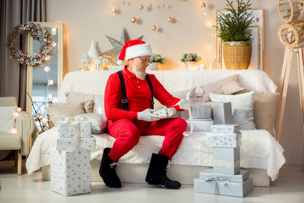 Santa Claus, regalos para Navidad. Decoración hogareña.