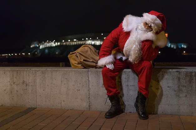 Santa claus relajándose después de una larga noche de trabajo.