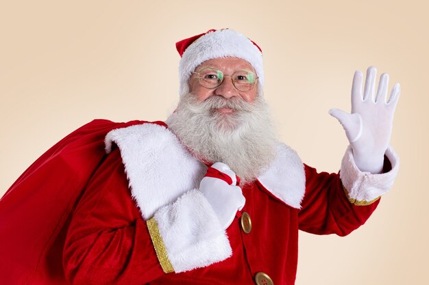 Foto santa claus sobre fondo pastel con espacio de copia. arte de banner.