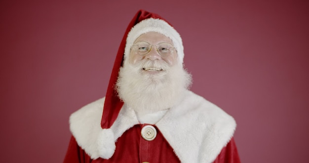 Santa Claus sonriendo mirando a la cámara.