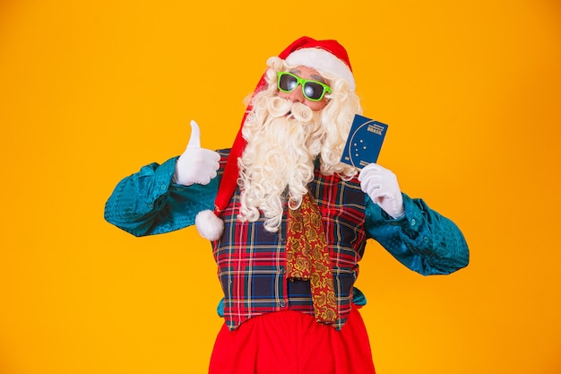 Santa Claus sosteniendo el pasaporte brasileño