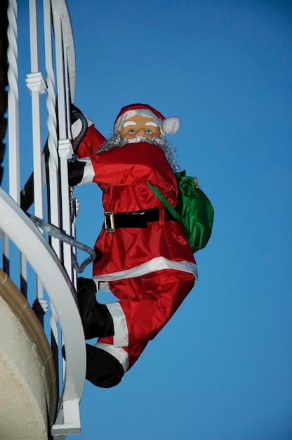 Santa Claus sube por una persiana Polop Costa Blanca España