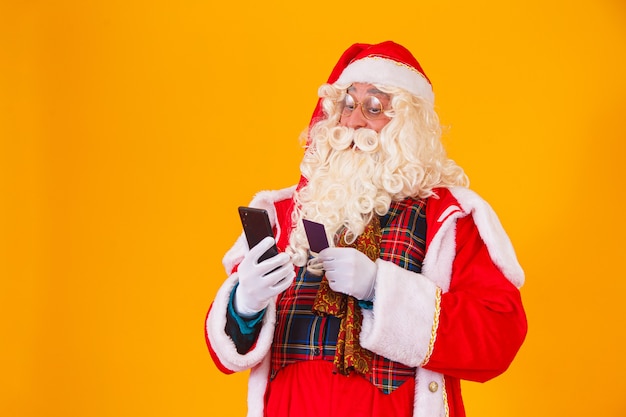 Santa Claus con tarjeta de crédito para pagar compras por Internet