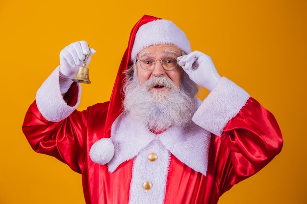 Santa Claus tocando una pequeña campana. Jingle Bells. Ahorros en compras. Se acerca la Navidad. Preparándose para la noche de Navidad. Promoción de ventas.