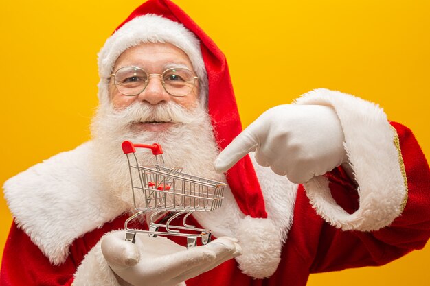 Santa Claus und der Supermarkt, er zeigt einen Minikarren