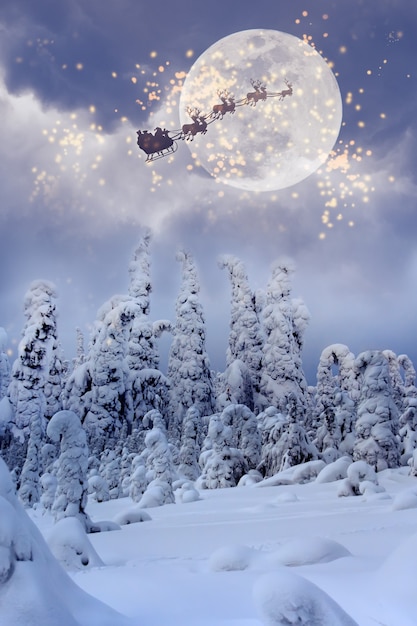 Santa Claus volando por el cielo sobre el bosque nevado.