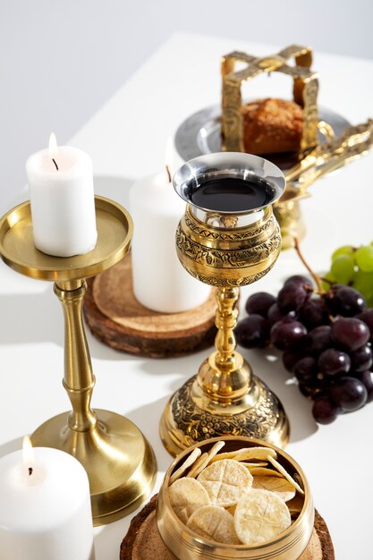 Santa comunhão com cálice e uvas alto ângulo