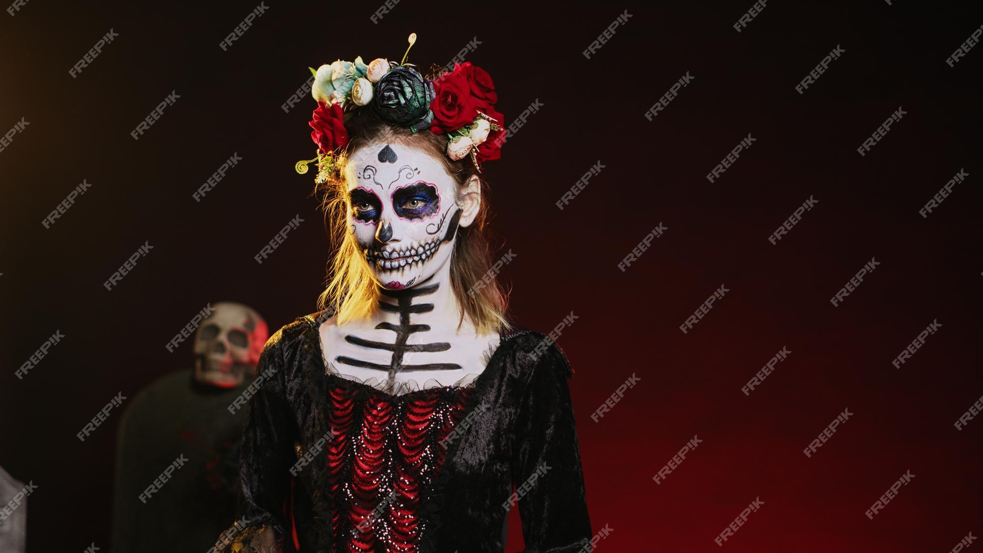 Assustadora dama da morte com maquiagem de festival e fantasia de halloween  para celebrar o feriado mexicano de dios de los muertos. mulher assustadora  como santa muerte com coroa de flores, dia